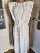 Sukienka biała długa plisowana over size na poduszkach pasek