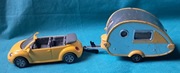 Autko, resorak Siku - Volkswagen New Beetle z przyczepą kempingową.