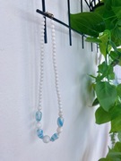 Naszyjnik z niebieskich i białych koralików vintage