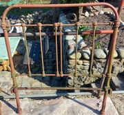 Stalowe oparcia z łóżek 