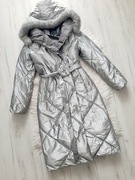 Piękny srebrny pikowany płaszcz z kapturem i futrem XS 34