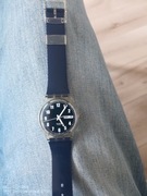 Zegarek Swatch granatowy.