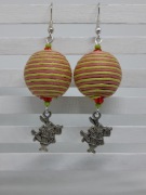 Kolczyki Zakręcony biały królik z Alicji, kula, paski, drewno, Handmade