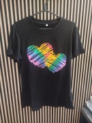 Tęczowa koszulka z sercem LGBT – rozmiar M – nowa