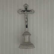 Krzyż pasyjka = Stary krucyfiks krzyż katolicki metalowy stojący vintage