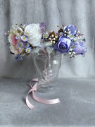 Wianek na głowę z białych i fioletowych kwiatów