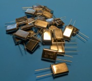 Zestaw 30 sztuk: Rezonator kwarcowy HC-49U 6.144MHz AECCrystal