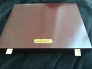 Przedmioty po kolekcjonerze zestaw w kasetce drewnianej