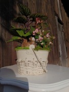 Kompozycja w koszu kwiaty żywe 