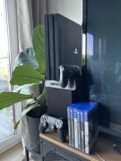 PS4 Pro SSD + 2 oryginalne pady + 6 hitowych gier + podstawka chlodzaca