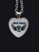 Naszyjnik, wisiorek serce z logo grupy Tokio Hotel biały 1
