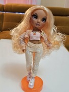 To jest lalka Rainbow High Fashion Doll Georgia Bloom. 