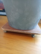 Podstawka pod doniczki z kółkami 