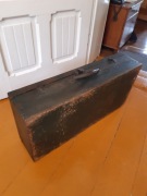 Stara drewniana przedwojenna walizka jak z filmu