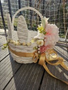 Koszyczek wielkanocny na święconkę. Koszyczek z uszami i kwiatową ozdobą