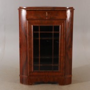 Narożna mahoniowa witryna w stylu empire