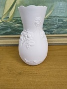 Porcelanowy wazon KAISER – Niemcy – biały z reliefem kwiatowym