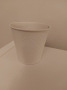 Metalowy pojemnik ze zdobieniem na pędzle przybory