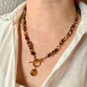 Naszyjnik z agatu kawowego z zawieszką cytryn – równowaga, stabilność 