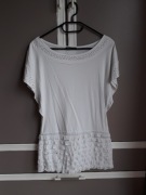 Biała bluzka damska z krótkim rękawem z cyrkoniami baskinka z falbanką S/M