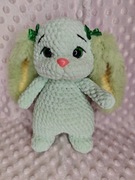 Maskotka króliczek na szydełku.