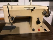 Maszyna do szycia z szafką 