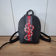 Czarny plecak z wężem vintage retro