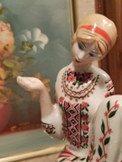 Figurka porcelanowa hafciarka vintage Kijów