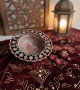 Ręcznie malowany talerzyk mosiężny Indie 15,8 cm – vintage orientalny