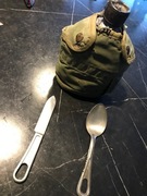 Nóż, łyżka i manierka armii amerykańskiej z II wojny światowej, datowane.