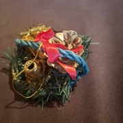 Mały stroik świąteczny z szyszką i złotymi ozdobami