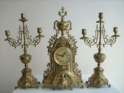 ZEGAR I  ŚWIECZNIKI  MOSIĘŻNE  OKOŁO  10 KG  WYSOKOŚĆ  OKOŁO 50 CM