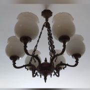 Żyrandol mosiężny i kinkiet. 