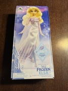 klasyczna lalka przedstawiająca Elsę z filmu Disney Frozen 2