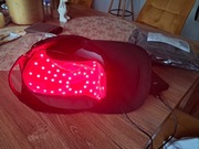 Nowa czapka do terapii światłem zestaw jest zasilany z powerbanka 