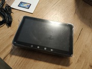 Przenośny odtwarzacz samochodowy z 7-calowym wyświetlaczem HD.