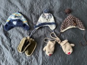 Zestaw zimowych niemowlęcych ubranek 3 x czapki, 1 rękawiczki, 1 buciki