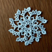 Dekor na choinkę śnieżynka frywolitka biala 7,5 cm