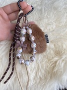 Brelok z puszystym sercem, koralikami i ozdobnymi sznurkami