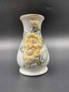 Vintage Porcelanowy Wazonik z Kintsugi – Kwiatowa Elegancja w Złocie!