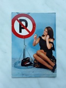 Kobieta ze znakiem drogowym