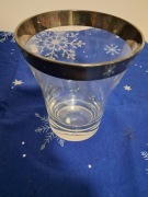 Szklany pojemnik na lód z ozdobną obwódką