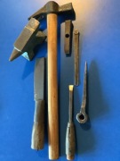 Stare narzędzia małe kowadło dłuto tasak młotek ciesielski macki