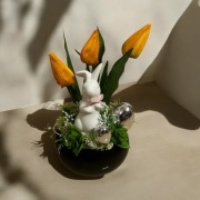 Stroik wiekanocny na stół z tulipanami 