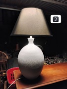 Lampa stołowa z białą, fakturowaną podstawą i czarnym abażurem