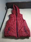 Czerwony bezrękawnik z kapturem unisex zapinany na zamek z kieszeniami