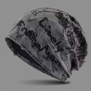 Szara czapka beanie z nadrukami i postrzępionymi detalami