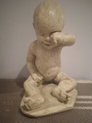 Figurka z alabastru lub kamienia,Chłopiec płaczącyący 