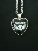 Naszyjnik, wisiorek serce z logo grupy Tokio Hotel czarny 