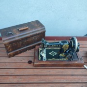 Jones maszyna walizkowa do szycia antyk 